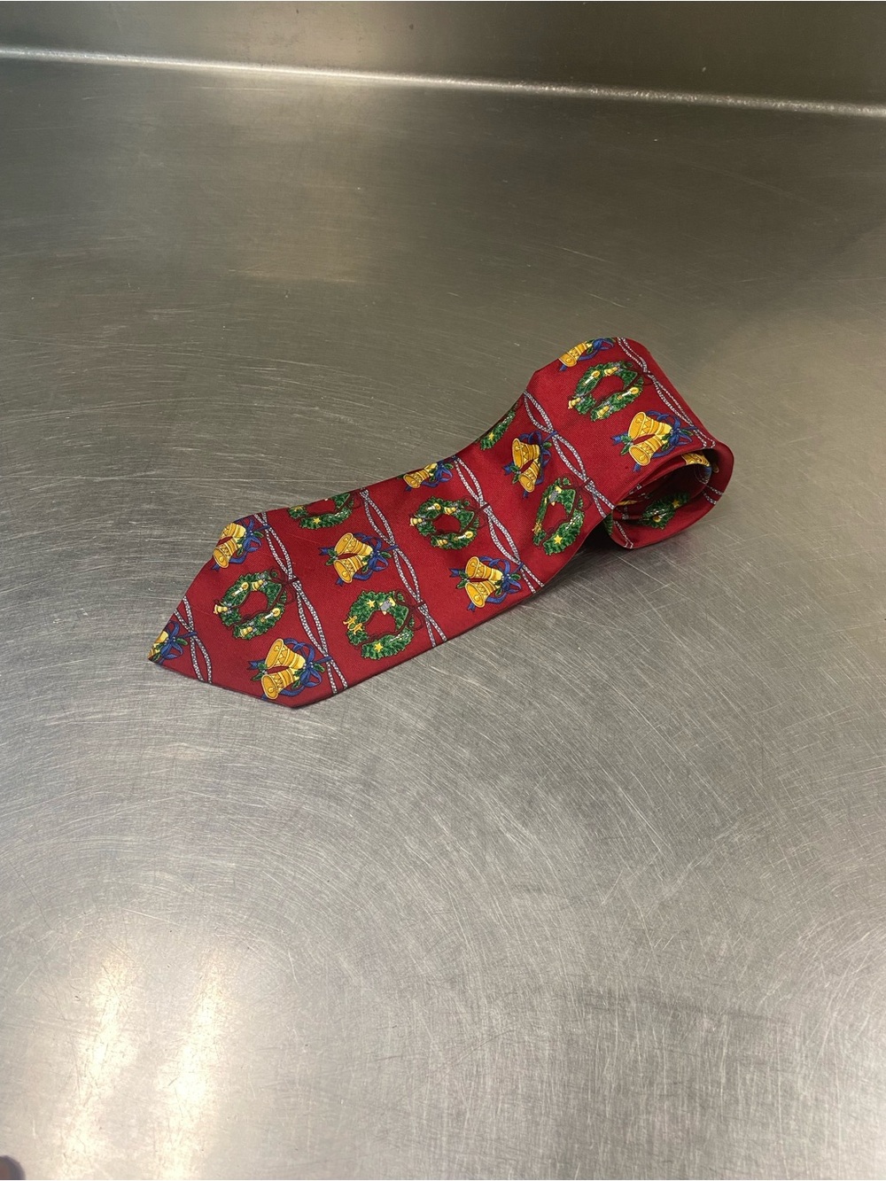 Festive Red Wreath & Bell Pattern Men's Tie